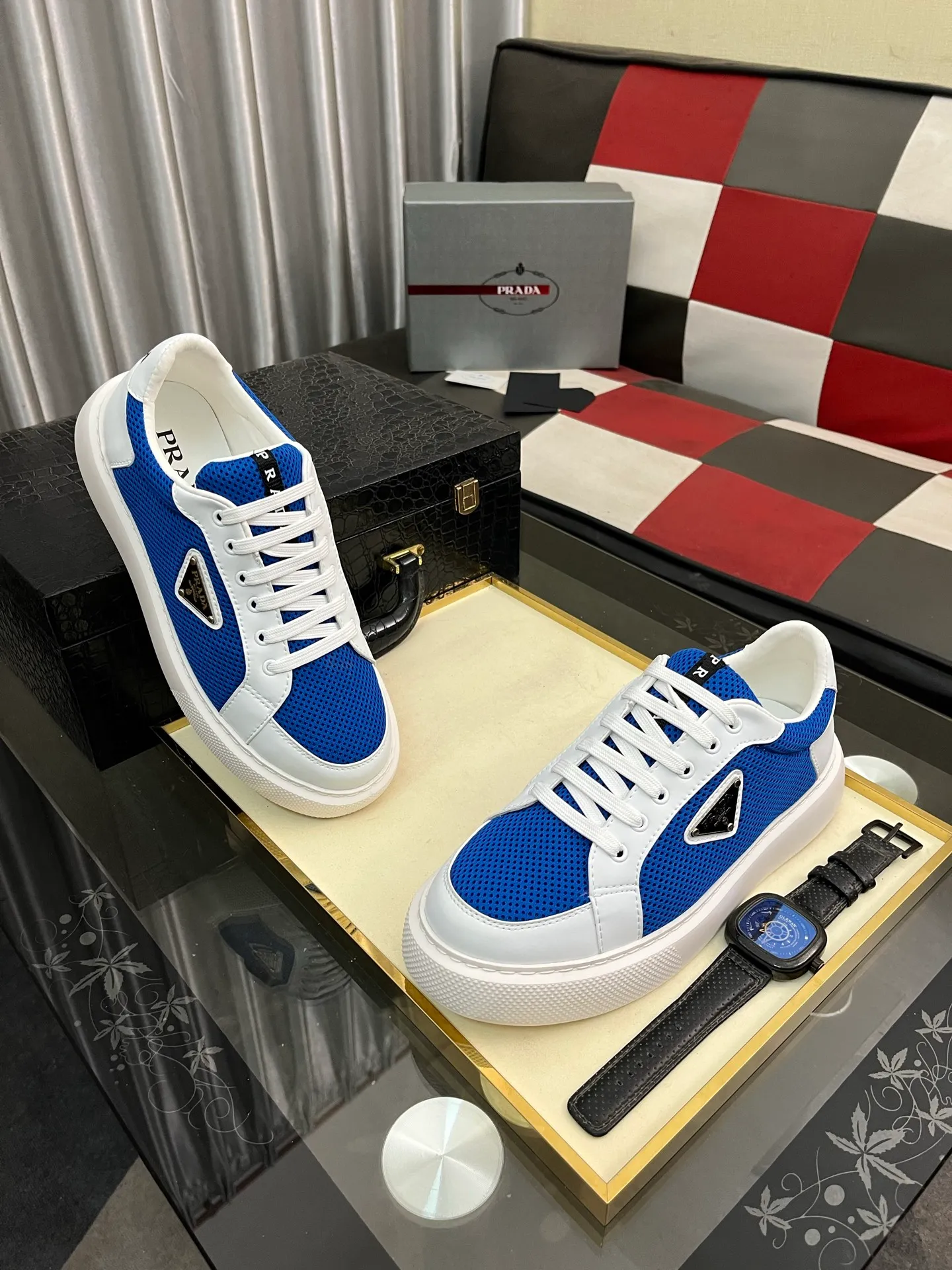 Men's men's shoes💰580⌚️⌚️Prada Prada early spring new model, top original quality, Prada casual sports shoes, made of imported solid color patent leather, spliced mesh cowhide upper, three-dimensional geometric segmentation, multi-color splicing, fashionable and generous, soft, comfortable and breathable. The tongue is decorated with classic letter logo, with fabric lining, cowhide foot pads, matched with P family's exclusive rubber outsole, upper material, breathable knitted fabric imported from Italy The delicate texture is super high-end! Fetal cowhide lining, super soft and comfortable, original molded outsole Size: 38-446️⃣ colors available